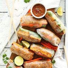 Pad Thai Spring Rolls | Minimalist Baker Recipes Thai Spring Rolls, Gluten Free Entrees, Vietnamese Spring Rolls, Spring Roll Recipe, Dipping Sauces, Think Food, Spring Rolls, Sriracha, Brown Rice