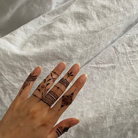 Simple Henna Traditional, Henna Modern Design, Henna Basic Design, Finger Henna Simple, Moroccan Henna Designs Simple, Henna Design Fingers, Minimalist Henna Tattoo, Non Traditional Henna Designs, Henna Designs Minimalist