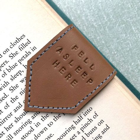 Diy Bookmarks For Men, Book Accessories Diy, Bookmark Ideas Creative, Bookmarks For Men, Personalised Bookmarks, Book Convention, Magnet Bookmark, Diy Leather Projects, Leather Craft Projects