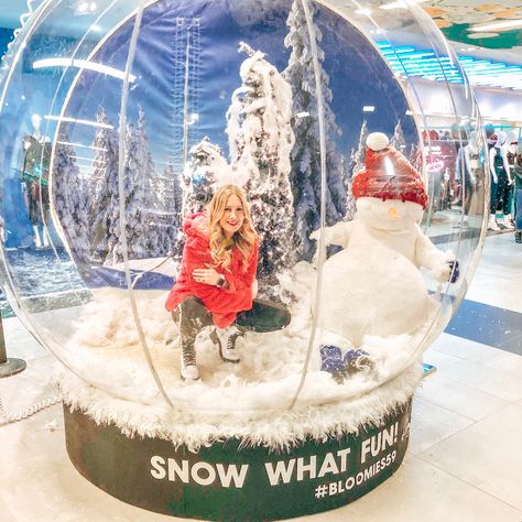 Diy Life Size Snow Globe, Snow Globe Balloon Arch, Life Size Snow Globe Diy, Diy Large Snow Globe, Snowglobe Photo Booth, Life Size Snow Globe, Human Snow Globe, Snow Globe Party, Snowglobe Ideas