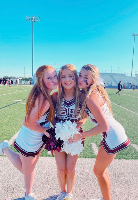 Cheer Photo Poses, Cheer Photo, School Football Game, Preppy Vsco, High School Football, Vsco Filter, Football Game, Photo Poses, Cheerleading