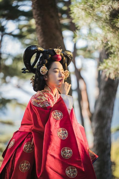 Shin Hye Sun, Mr Queen, Shin Hye-sun, Korean Traditional Dress, Korean Hanbok, Queen Pictures, Korean Drama Movies, Korean Drama Best, Korean Traditional