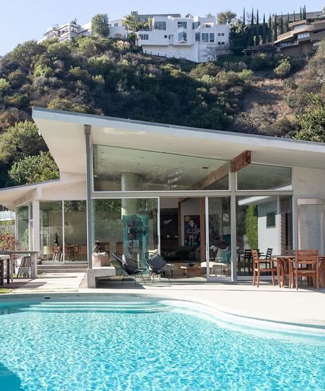 Mid Century Beach House, Mid Century Modern Palm Springs, Mid Century Modern Exterior, Mid Century Architecture, Modern Beach House, Modern Beach, Mid Century Modern House, Modern Exterior, Indoor Outdoor Living