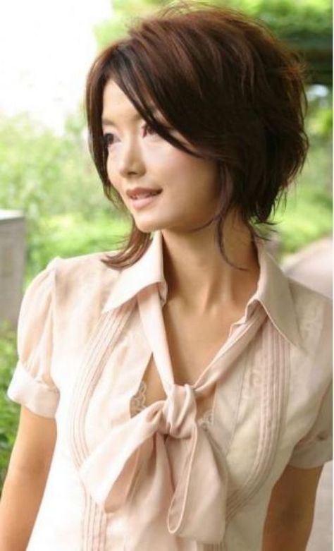 curly shag bob for fine hair... possible for thick hair and without the very long side pieces? Medium Short Hair, Haircuts For Curly Hair, Bob Hairstyles For Fine Hair, Japanese Hairstyle, Short Hair Styles For Round Faces, Asian Hair, Hairstyles For Round Faces, Hair Pictures, Trendy Short Hair Styles