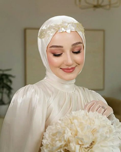 Wedding Dress Muslimah, Engagement Party Photo Ideas, Bride Hair Down, Wedding Hijab Styles, Muslim Wedding Photography, Muslimah Wedding Dress, Muslimah Wedding, Bride Dress Simple, Engagement Photography Poses