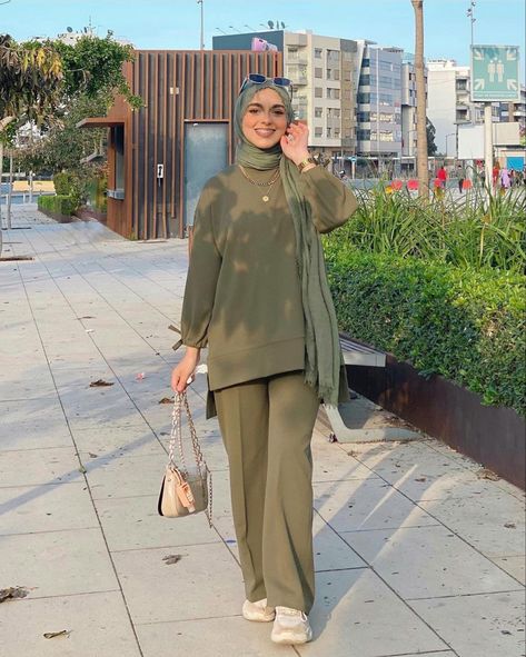 Ensemble Hijab Style, Ensemble Hijab, Causal Summer Outfits, Medical Scrubs Outfit, Co Ords Outfits, Modest Fashion Hijab, Modest Summer Outfits, Iranian Women Fashion, Hijab Style Casual