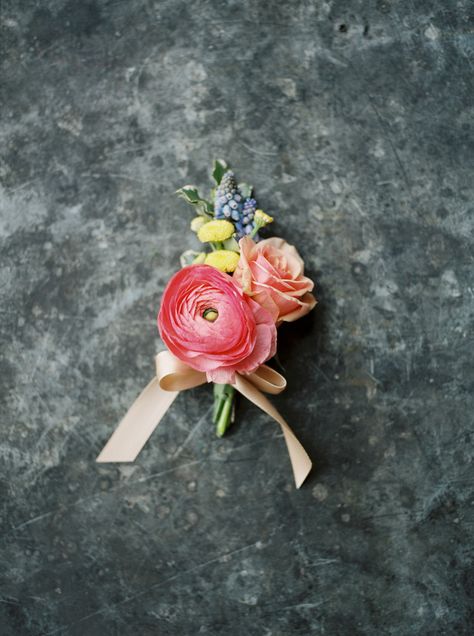 Summer Boutonniere, Wedding Coursage, Multicolored Wedding, Ranunculus Boutonniere, Diy Wedding Planner, Bloom Wedding, Wedding Boutonnieres, Button Holes Wedding, Rose Boutonniere