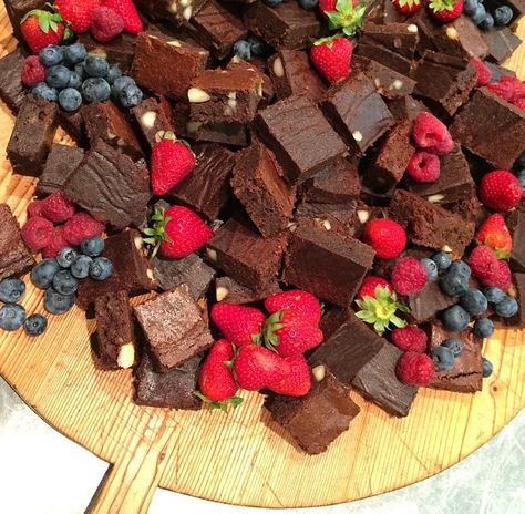 Brownie Bites Dessert Table, Brownie Board Platter, Brownie Charcuterie Board Ideas, Brownie Charcuterie Board, Brownie Platter, Brownie Board, Rancho Wedding, Cheap Desserts, Holiday Boards