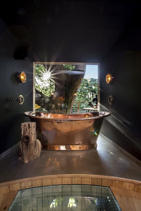 The Woodman's Treehouse copper bathtub with view on the forest Treehouse Hotel, Decoration Beton, Building A Treehouse, Copper Tub, Copper Bath, Lyme Regis, Luxury Glamping, Timber Buildings, Bell Tent