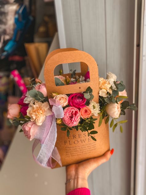 Flower Bag Bouquet, Flower Packaging Ideas, Packaging Flowers, Coffee And Flowers, Bouquet Bag, Flower Shop Design, Sustainable Flowers, Flower Box Gift, Gift Wrapping Inspiration