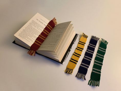 Harry Potter Knit, Harry Potter Crochet, Pola Macrame, Crochet Business, Beginner Crochet Projects, Crochet Bookmarks, Fun Crochet Projects, Crochet Books, Diy Crochet Projects