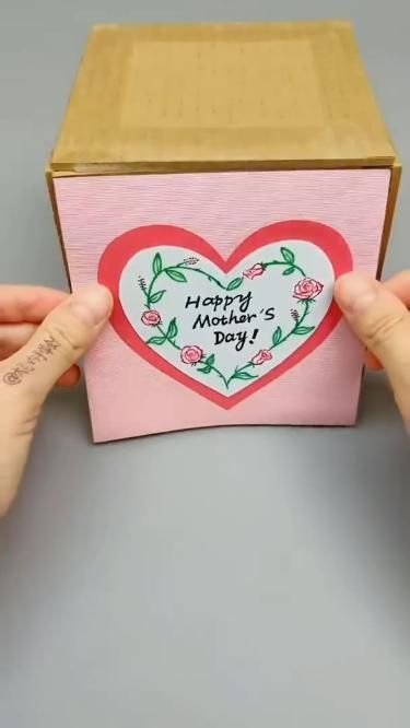 Diy gifts for her Diy Birthday Cards For Mom, Surprise Gift Box, Hadiah Diy, Paper Craft Videos, Diy Birthday Gifts For Friends, Instruções Origami, Diy Gift Set, Birthday Cards For Mom, Easy Paper Crafts Diy