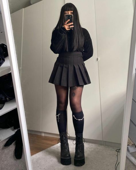 Black Pleated Skirt Outfit Aesthetic, Pleated Skirt Outfit Aesthetic, Tennis Skirt Outfit Winter, Black Tennis Skirt Outfit, Black Pleated Skirt Outfit, Pleated Skirt Winter, All Black Outfit Ideas, Black Outfit Ideas, Modeling Outfits