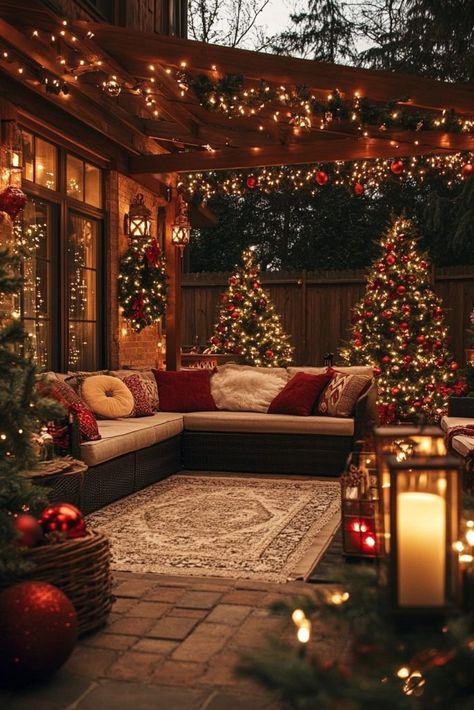 29 Christmas Party Decor Ideas for a Magical Holiday Gathering 9 Outdoor Traditional Christmas Decor, Outdoor Patio Christmas Lights, Sunroom Decorated For Christmas, Pool Patio Christmas Decor, Christmas Patio Party Ideas, Outdoor Christmas Decorations Backyard, Christmas Party Decorations Outdoor, Christmas Decor Ideas For Patio, Outdoor Holiday Party Ideas