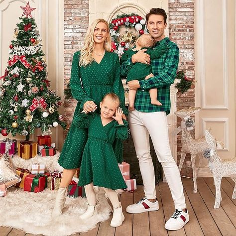 Family Christmas Pictures Outfits Color Schemes Red Green, Family Christmas Photo Outfits, Glam Family Photos, Christmas Family Photo Outfits, Outfit Ideas Dress, Family Christmas Pictures Outfits, Christmas Photos Outfits, Xmas Pics, Family Photo Outfit Ideas