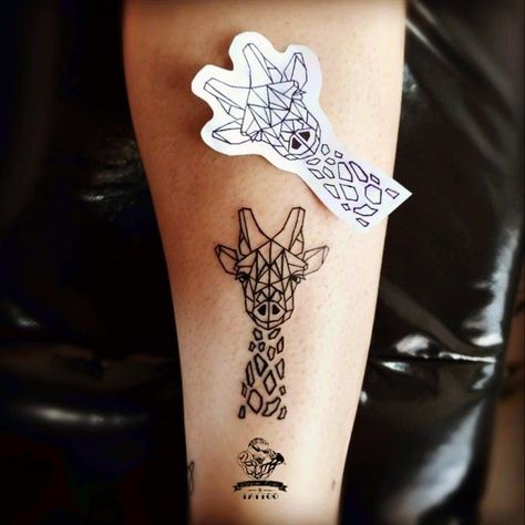 Cute Giraffe Tattoo, Girraffe Tattoo Ideas, Giraffe Tattoo Ideas, Giraffe Tattoo, Mangas Tattoo, Handpoke Tattoo, Trendy Tattoo, Tattoo Sleeve Designs, Tattoo Sleeve