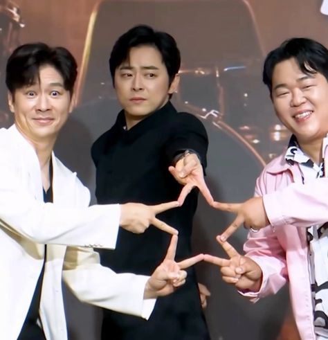 goofy silly kpop star pose three people trio actor kdrama Group Pic Reference, Trio Poses Reference Funny, Trio Sketch Poses, Art Reference 4 People, Art Base Three People, Pose Reference Photo Funny, Two People Poses Sitting, Trio Art Reference Poses, Trio Photos Funny