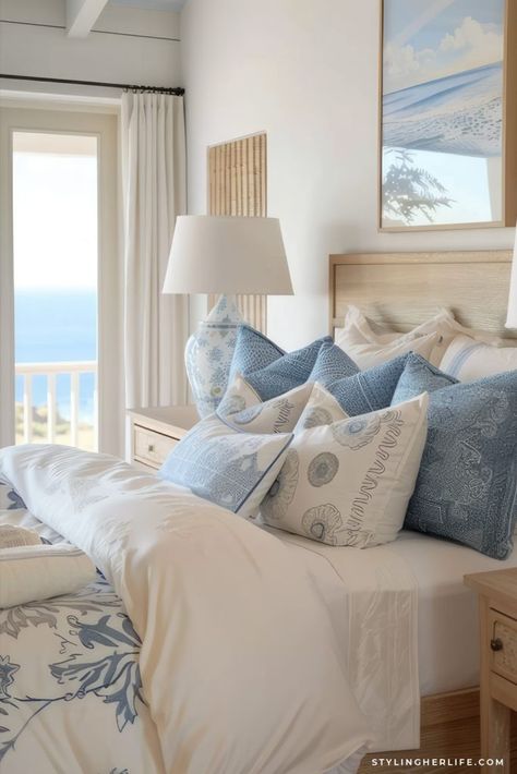 Modern Coastal Home Décor: 18 Ways to Bring the Beach to Your Home - Styling Her Life Lake House Bedrooms, Lakehouse Living Room, Costal Bedroom, Modern Living Room Decor Ideas, Organic Modern Living Room, Modern Coastal Home, Coastal Decorating Living Room, Modern Coastal Decor, Modern Living Room Decor