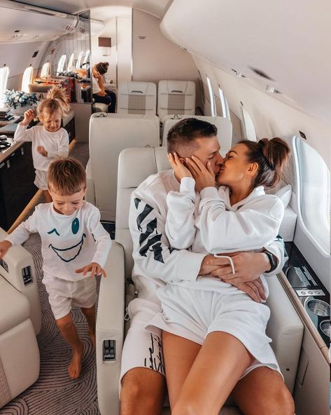 Jets Privés De Luxe, Jet Privé, Rich Couple, Luxury Lifestyle Couple, Luxury Couple, Wealthy Lifestyle, Dream Family, Rich Family, Foto Baby