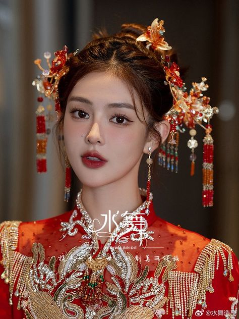 Chinese Makeup Wedding, Wedding Makeup Chinese, Traditional Chinese Makeup Look, Chinese Wedding Hairstyles, Sangjit Hairstyle, Chinese Updo, Chinese Bridal Makeup, Asian Hair Updo, Sangjit Hairdo