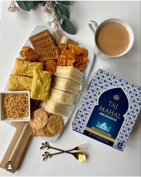 Chai Charcuterie Board, Indian Snack Platter, Indian Charcuterie Board, Dawat Ideas, Chai Biscuit, Indian Platter, Snack Boards, Diwali Recipes, Indian Food Photography