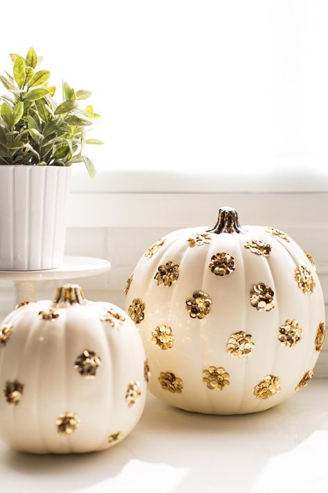 DIY Sequin polka dot pumpkin Pumpkins Decorated, Sequin Pumpkin, Pasteles Halloween, Halloween Chic, Polka Dot Pumpkin, No Carve Pumpkin Decorating, Pretty Pumpkins, Halloween Pumpkins Carvings, Halloween Decorations Indoor