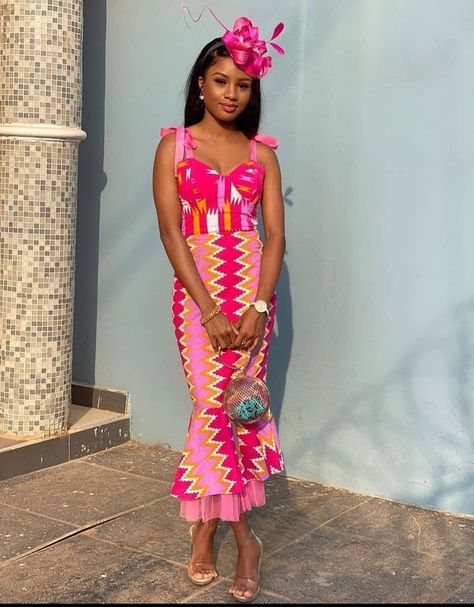 Ankara Dress Wedding Guest, African Print Wedding Guest Dress, Ghana Wedding Guest Outfit, Kente Wedding Guest Outfit, Kente Style For Graduation, Graduation Kente Outfit Ideas, Plain Kente Dress Styles For Graduation, Kente Styles For Wedding Guest, Ghana Dress Styles