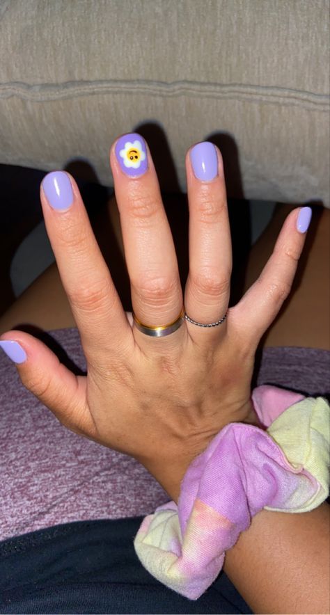 Flower Smiley Nails, Smiley Daisy Nails, Smiley Face Flower Nails, Smiley Flower Nails, Lilac And Yellow Nails, Purple Daisy Nails, Purple Yellow Nails, Light Purple Nails Design, Purple Nails With Flowers