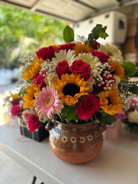 Mexican Inspired Flower Arrangements, Mexican Wedding Decor Ideas, Charro Theme Centerpieces, Mexican Inspired Floral Arrangements, Mexican Bouquet Of Flowers, Hacienda Centerpieces, Mexican Centerpiece Ideas Quince, Barro Wedding Decor, Barro Centerpiece