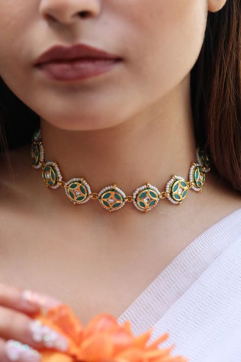 Statement Jewelry Outfit, Diy Jewelry Videos, Trendy Silver Jewelry, Choker Necklace Online, Pearls Choker, Wedding Jewelery, Diy Fabric Jewellery, Neck Pieces Jewelry, Kundan Jewellery Set