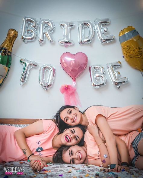 Bride To Be Photoshoot Ideas, Shadi Photo, Bachelorette Party Photoshoot, Adding Games, Bridesmaid Shoot, Rehearsal Dinner Games, Wedding Rehearsal Dinners, Bachelor's Party, Marriage Photoshoot