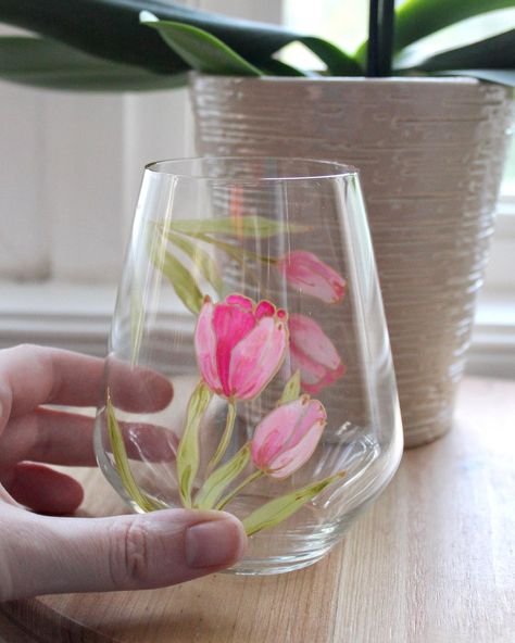 Tell me which wine glass is your favorite 👇 #jennymothersheadart #glasspainting #pebeopaints #flowers #artforthehome #marylandartist #frederickartist #artistmother #spring #artforthehome #allthingsbotanical #springdecor #gardenvibes #flowersofinstagram #homedecor #winecountryliving #pebeo #handpaintedglass #flowersmakemehappy #wine #handpaintedwineglasses #mothersdaygift Painting Ideas Flowers, Wine Glass Painting Ideas, Glass Painting Ideas, Wine Glass Painting, Markers Drawing Ideas, Hand Painted Glassware, Tulip Painting, Hand Painted Wine Glasses, Painting Glassware