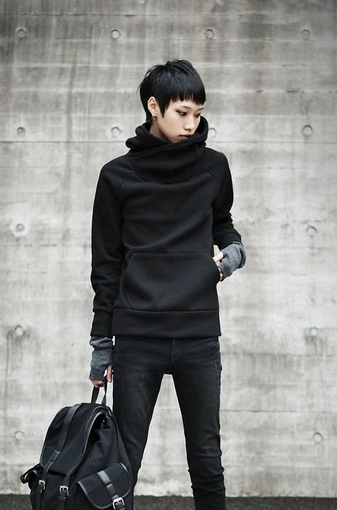 Sweat Noir, Color Mask, Edgy Outfit, Trendy Short Haircuts, Cowl Neck Sweatshirt, Work Trousers, Studio 54, Androgynous Fashion, Sweatshirt Outfit