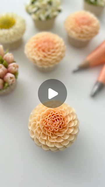 How To Pipe Wildflowers On Cake, Flower Cupcakes Ideas, My Cake School, Cupcake Flowers, Flower Piping, Easy Icing, Cake Decorating Flowers, Frosting Flowers, Piping Flowers