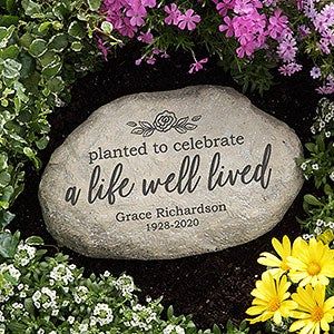 Memorial Garden Plaques, Personalized Garden Stones, Pet Memorial Garden, Memorial Garden Stones, Weather Crafts, Stone Plant, A Life Well Lived, Burlap Garden Flags, Personalized Memorial Gifts