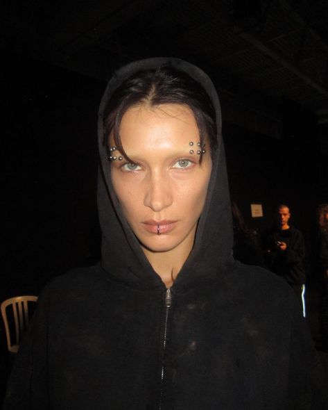 Balenciaga Ss23, Bella Hadid Makeup, Balenciaga Runway, Bella Hadid Photos, Isabella Hadid, Balenciaga Spring, Body Mods, Bella Hadid, Punk Fashion