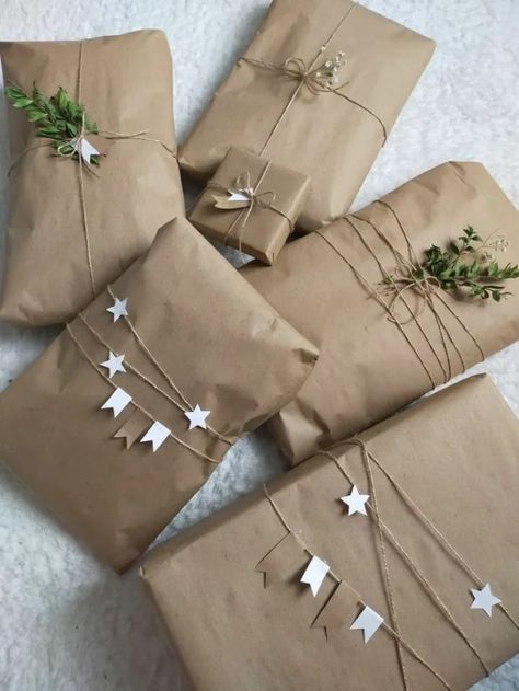 40+ Kraft Paper Christmas Gift Wrapping Ideas - HubPages Eco Packaging Ideas, Professional Gift Ideas, Corporate Branded Gifts, Cute Gift Wrapping Ideas, Personalised Gifts Diy, Gift Wrapping Techniques, Diy Birthday Gifts For Friends, Gift Wrapping Inspiration, Diy Gift Set