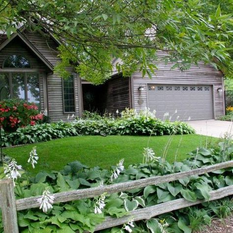 Small Front Yards, Split Rail Fence, Small Front Yard Landscaping, Small Front Yard, Landscaping Inspiration, Areas Verdes, Front Yard Fence, Rail Fence, Fine Gardening