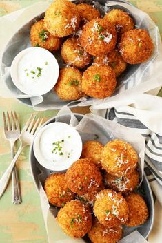 These Loaded Baked Potato Croquettes are the ultimate snack or appetizer to make and share with family and friends at dinner or parties! Make and share! Croquet Recipes, Baked Potato Croquettes, Loaded Fried, Croquettes Recipe, Mini Hamburgers, Potato Croquettes, Fried Potato, Loaded Baked Potato, Stuffed Potato Balls