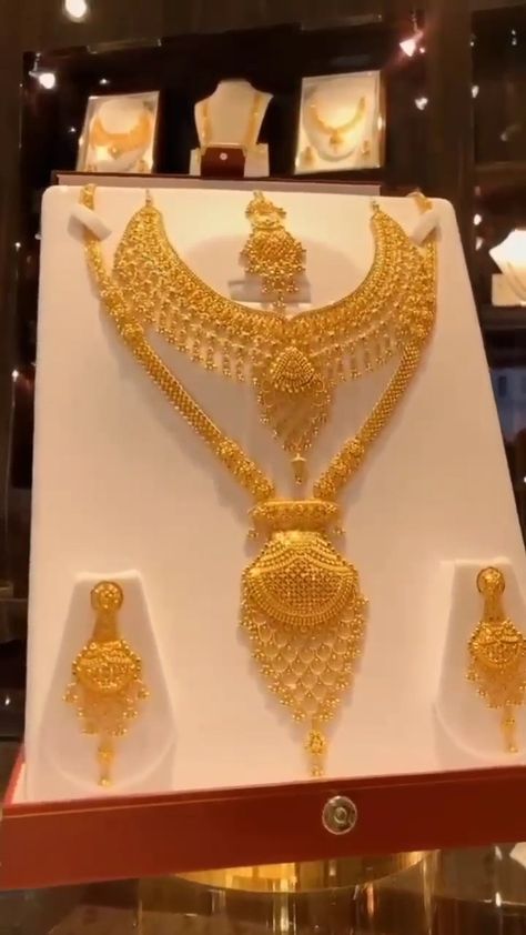 Heavy Gold Necklace Designs, Haram Designs Gold Latest Simple, Latest Indian Bridal Jewelry Sets, Dubai Gold Jewellery Design, Haram Designs Gold Latest, Assamese Jewellery, Rani Haar Gold, Gold Set Design, Wife Dress