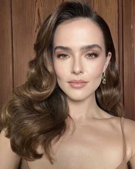 Wedding Makeup For Brown Eyes Pale Skin, Soft Glam Bridal Hair, Zoey Deutch Makeup, Pale Brunette Makeup, Celebrity Hairstyles 2023, Bridesmaid Makeup Brunette, Fair Skin Makeup Brunette, Pale Bride, Soft Autumn Makeup Looks