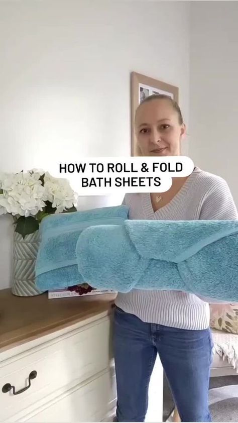 MetDaan DIY - How to roll & fold bath sheets Fold Bath Towels, How To Roll Bath Towels, Folding Fitted Sheets, Folding Towels, Bathroom Towel Decor, How To Roll, Packing Hacks Clothes, Couch Diy, Couch Upholstery