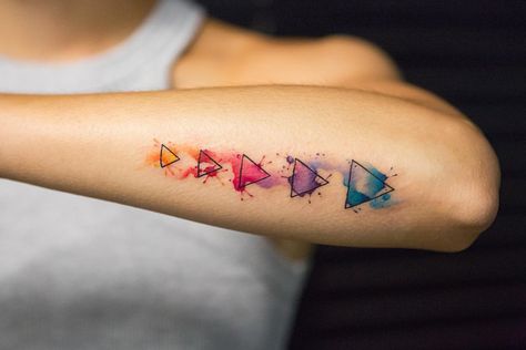 39 Pretty Watercolor Tattoos That'll Convert Even the Biggest Needlephobes Geometric Watercolor Tattoo, Stammestattoo Designs, Colorful Tattoo, Tattoo Trend, Perfect Tattoo, Watercolor Tattoos, Original Tattoos, Tattoos For Black Skin, Most Popular Tattoos