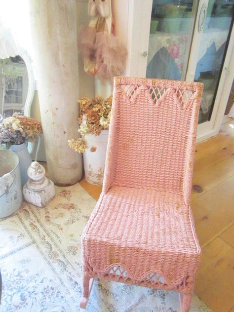 beautiful--Vintage pink wicker rocking chair Shabby Chic Chairs, Wicker Rocking Chair, Tout Rose, Antique Wicker, Cottage Rose, Victorian Cottage, Shabby Chic Pink, Shabby Chic Cottage, Wicker Furniture