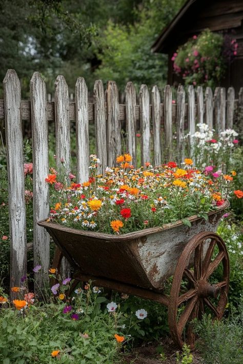 Old Wagon Garden Ideas, Old Farmhouse Decor, Yard Decor Ideas, Cottage Yard, Garden Dividers, Old Milk Jugs, Wooden Wagon Wheels, Farmhouse Yard, Backyard Birds Sanctuary