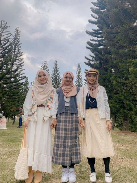 Vintage Aesthetic Retro Outfit Hijab, Picnic Outfit Hijab Ideas, Style Retro Hijab, Ootd Retro 90s Hijab, Retro Outfits Hijab, Dress Vintage Hijab, Retro Fashion Hijab, Ootd Vintage Hijab, Outfit Vintage Hijab