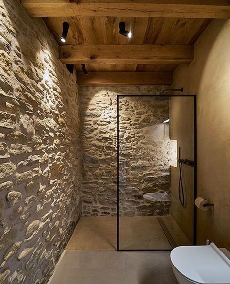 Italian Farmhouse, Stone Bathroom, Small Bathroom Ideas Modern, Tiny Bathrooms, Rustic Bathrooms, Stone Walls, Bathroom Inspiration Decor, Small Bathroom Ideas, A Frame House