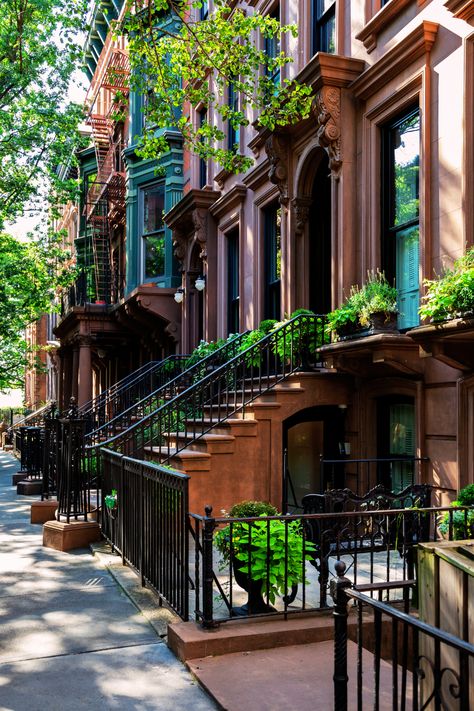 New York City Bucket List: Top Must-See Attractions & Experiences - Small Towns Big City Mid Town New York, New York Neighborhood Aesthetic, Brownstones Nyc, Stone Street Nyc, Chicago Brownstone, City Bucket List, New Rochelle New York, Nyc Brownstone, New York Brownstone