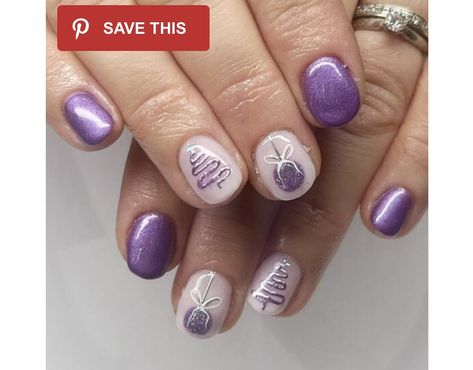 Girls Christmas Nails, Purple Gel Nails Ideas, Nails Christmas Short, Short Christmas Nails Ideas, Purple Christmas Nails, Purple Short Nails, Nails In Purple, Dahlia Nails, Short Christmas Nails