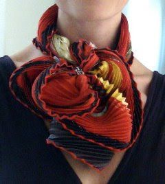 plisse flower knot Pear Shaped Girls, Scarf Tying Ideas, Tying Scarves, Scarf Art, Tie A Scarf, Hermes Scarves, Scarf Knots, Designer Silk Scarves, Scarf Ideas